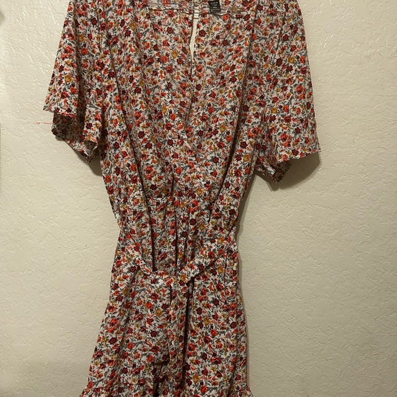 🐾SHEIN Curve Red and Gray Floral shorts romper size 4XL GUC - Picture 8 of 10